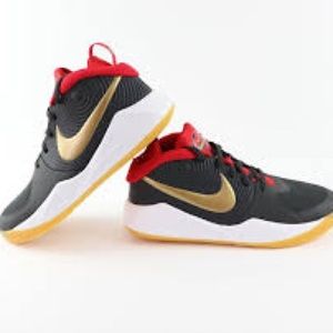 Nike Team Hustle basketball shoe, size 7Y